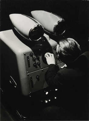 Фотография «В институте ядерных проблем». «Глаза XX века». Фотограф Н. Хорунжий. [1960-е].